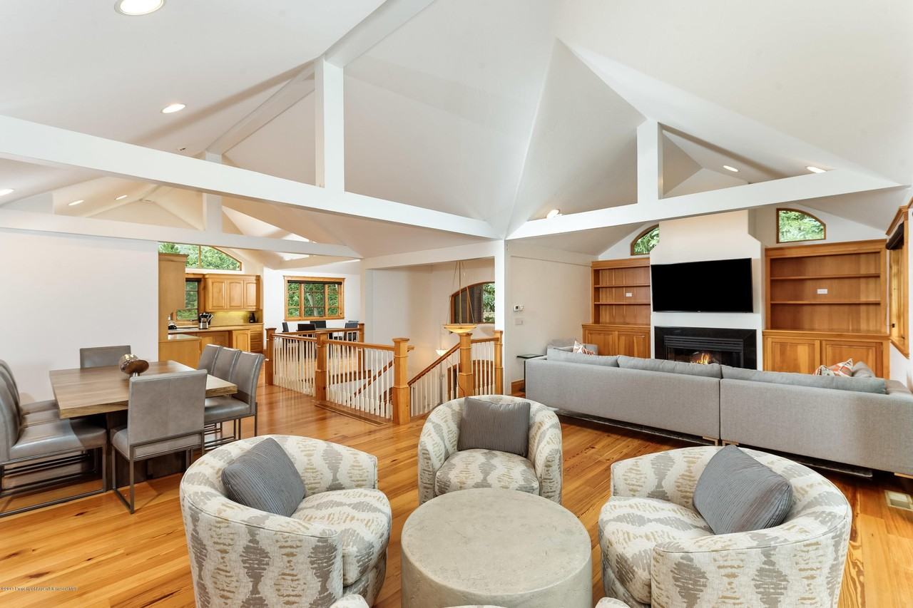 421 S West End St - Photo 2 of 44