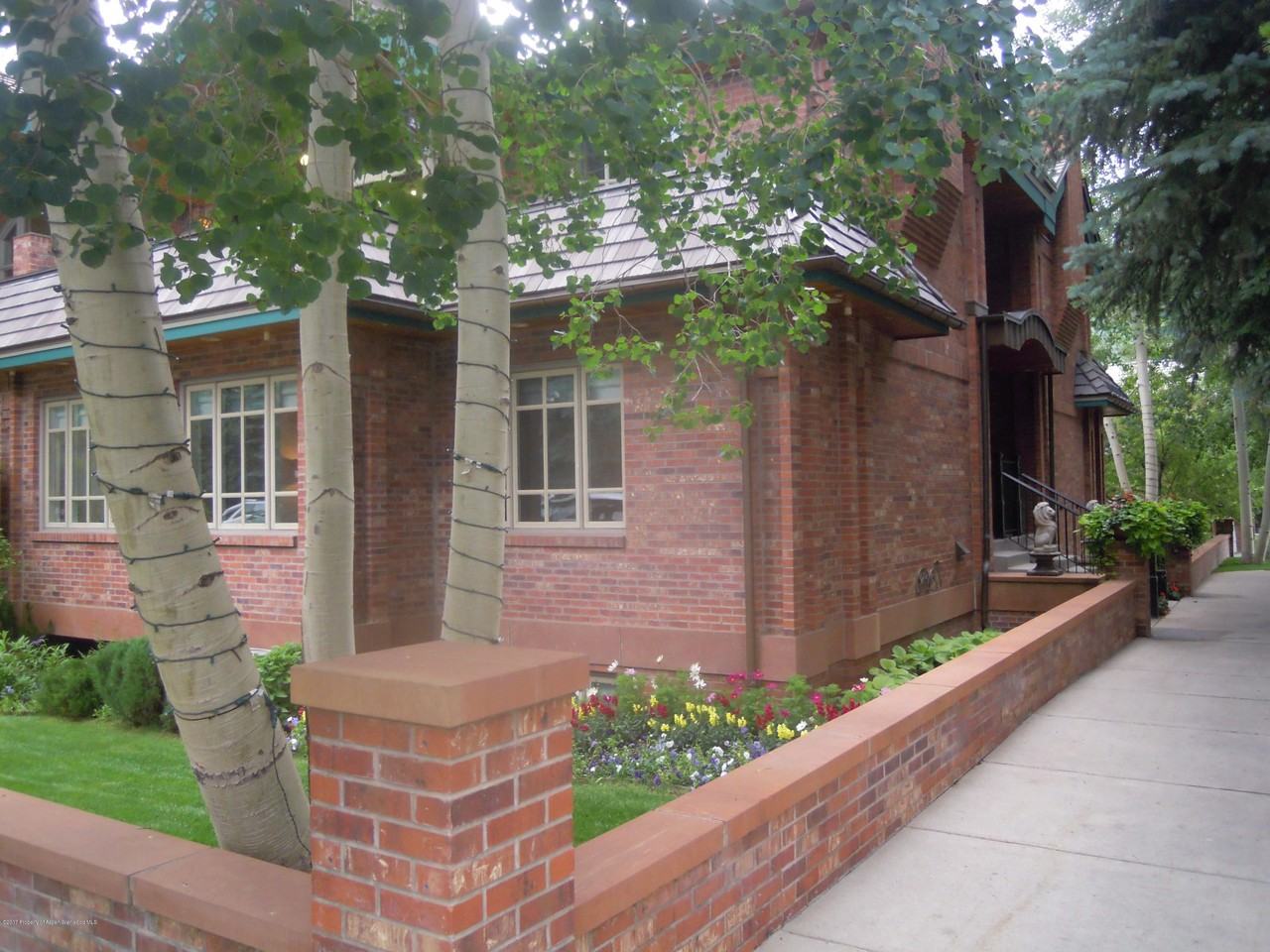 421 S West End St - Photo 6 of 44