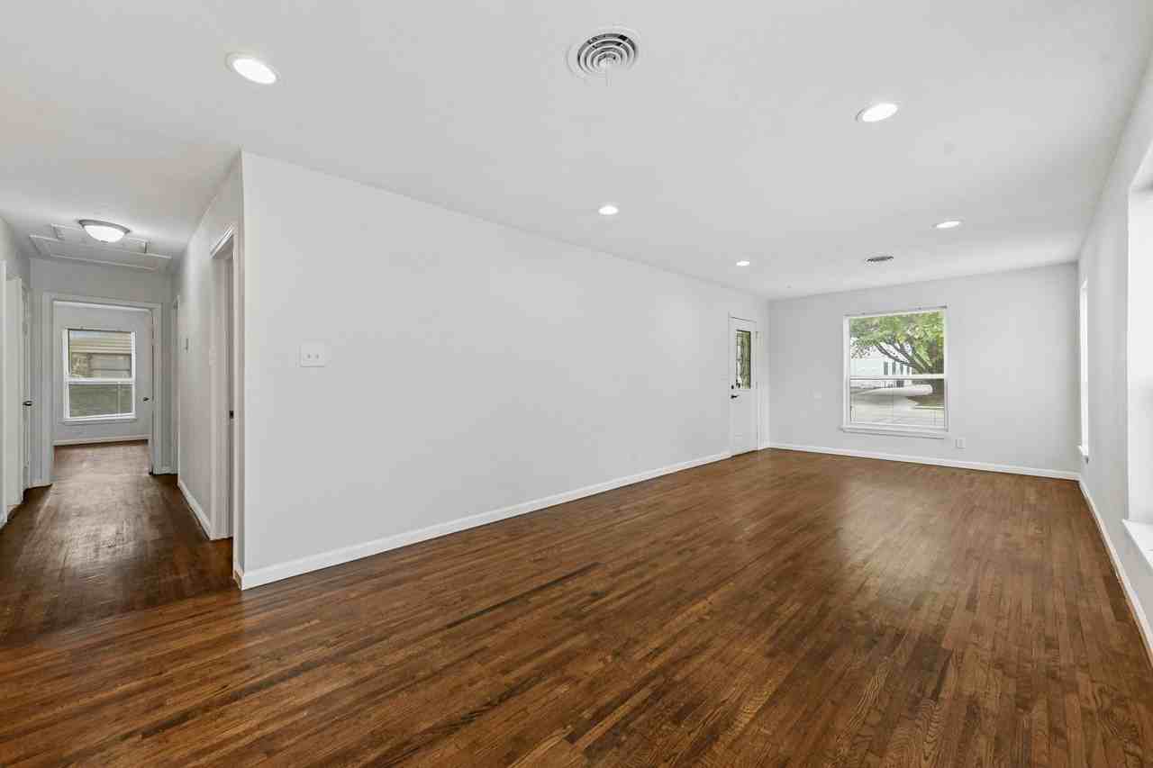 3733 Carolyn Rd - Photo 4 of 19