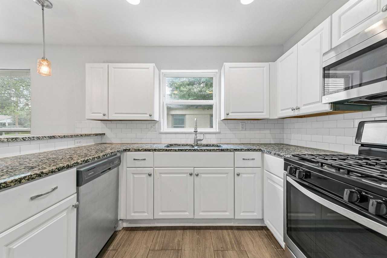 3733 Carolyn Rd - Photo 6 of 19