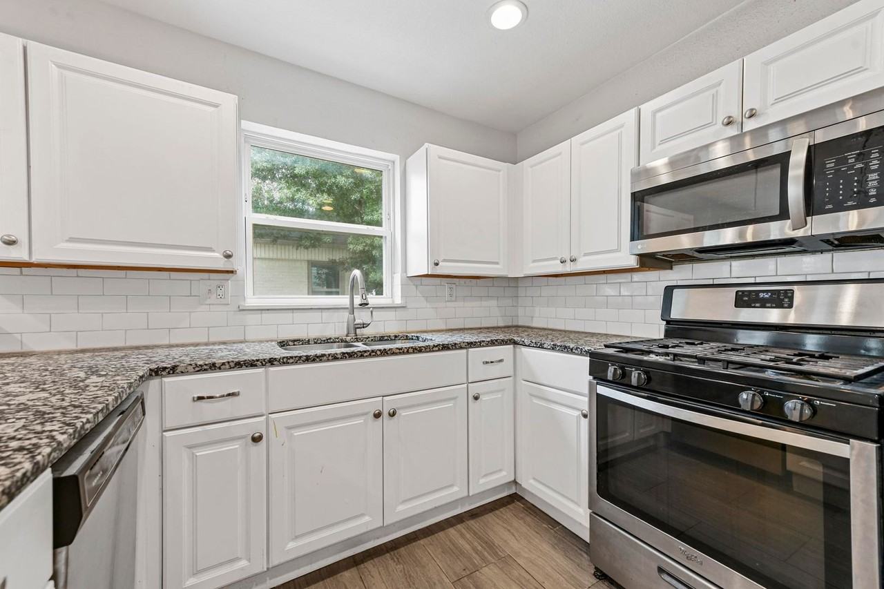 3733 Carolyn Rd - Photo 7 of 19