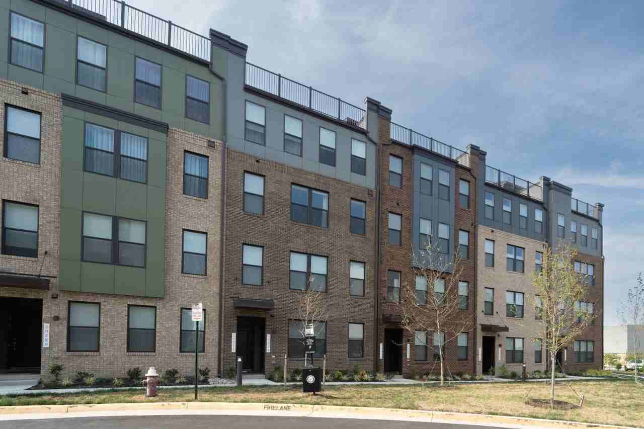 20274 Newfoundland Sq - Photo 2 of 33