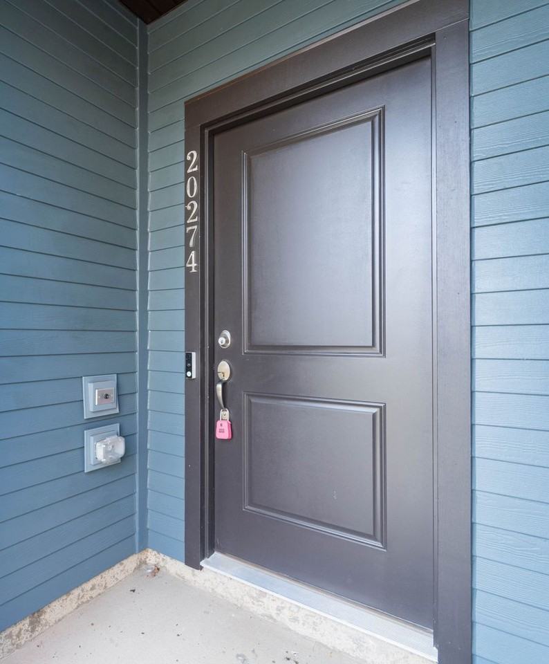 20274 Newfoundland Sq - Photo 3 of 33