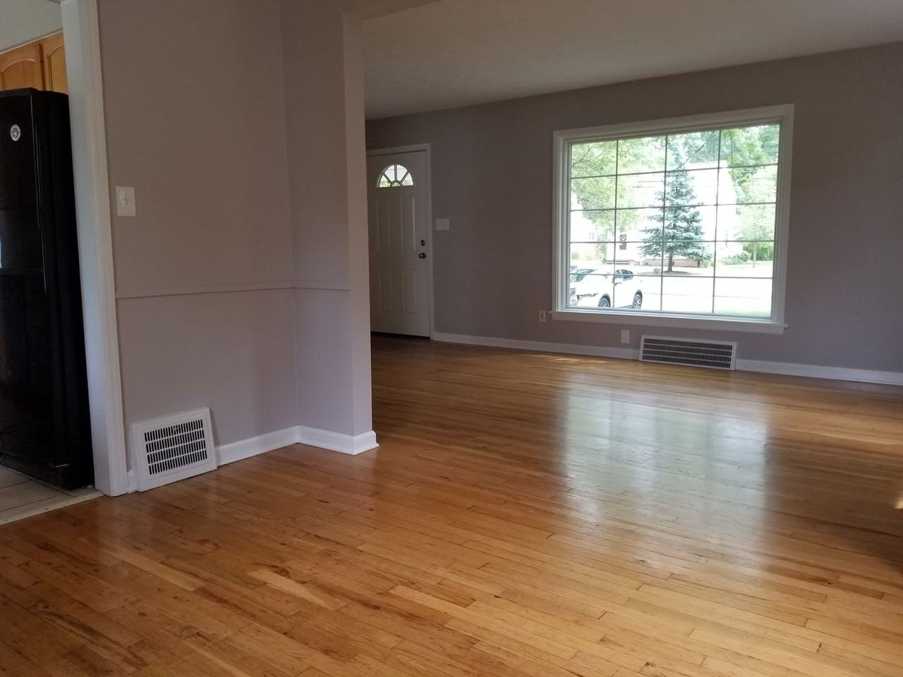 1760 Sunview Rd - Photo 3 of 17
