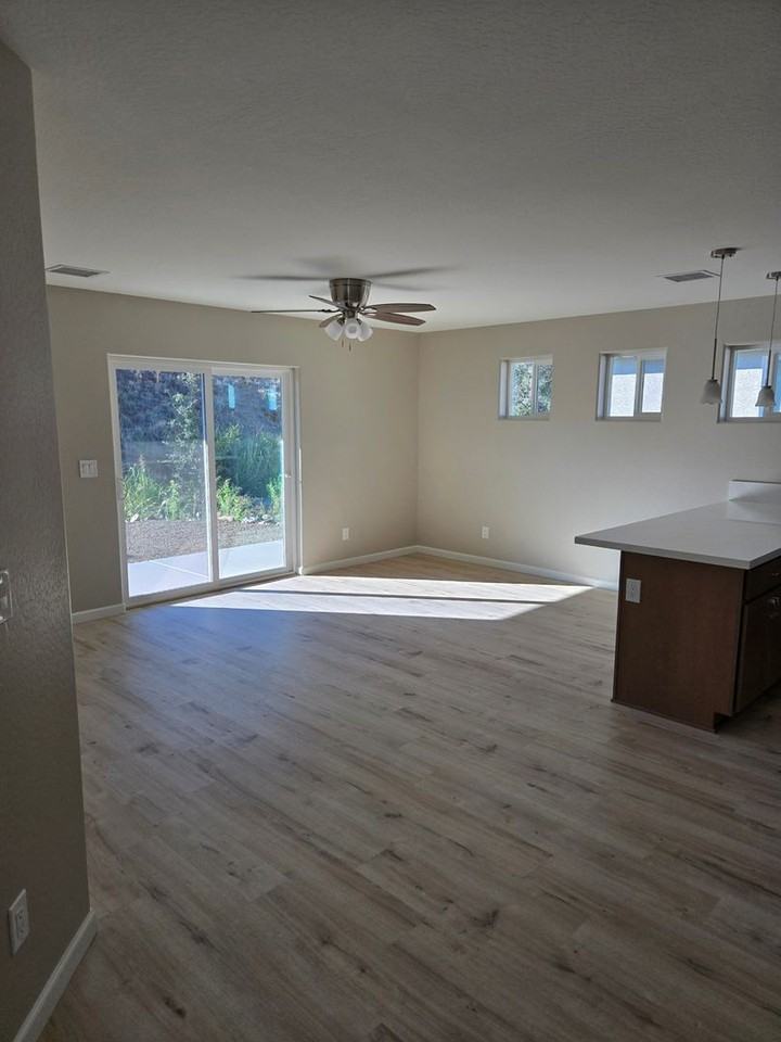 1812 N Rose Quartz Dr - Photo 3 of 20