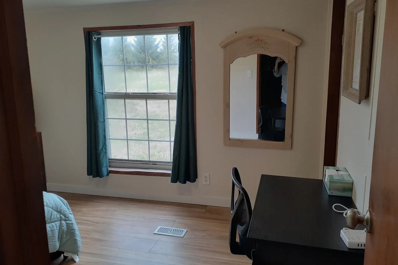 906 Maple St - Photo 2 of 7