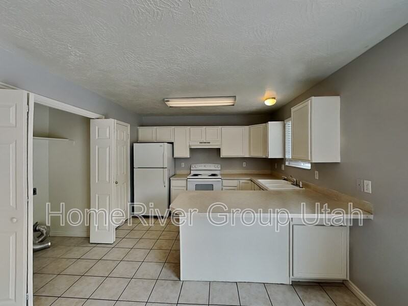 334 Childs Ave - Photo 4 of 35