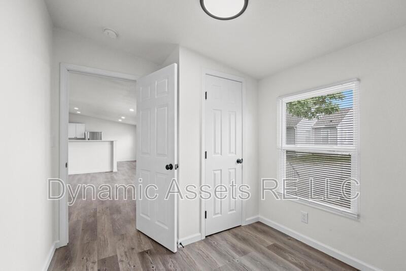 403 N Walnut St #A - Photo 3 of 32