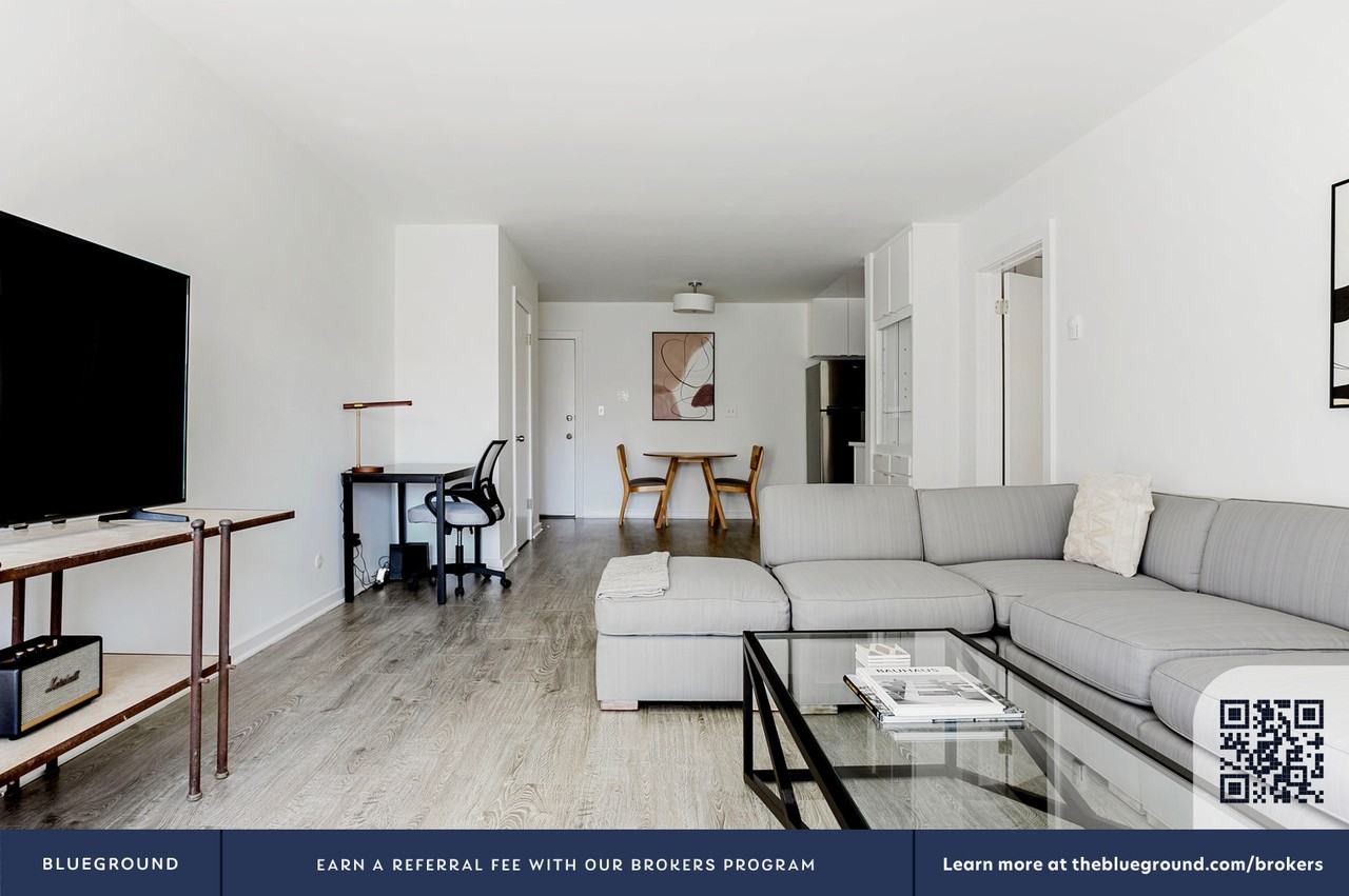 5805 West 8th Street - Photo 4 of 22