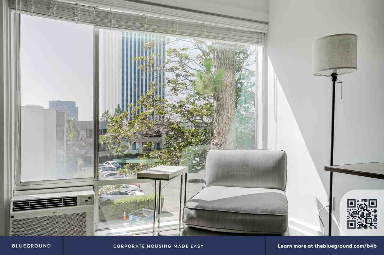 5805 West 8th Street - Photo 5 of 22