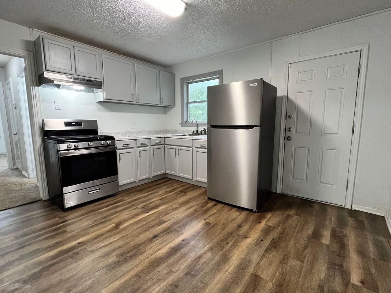 1816 White Ave - Photo 4 of 17
