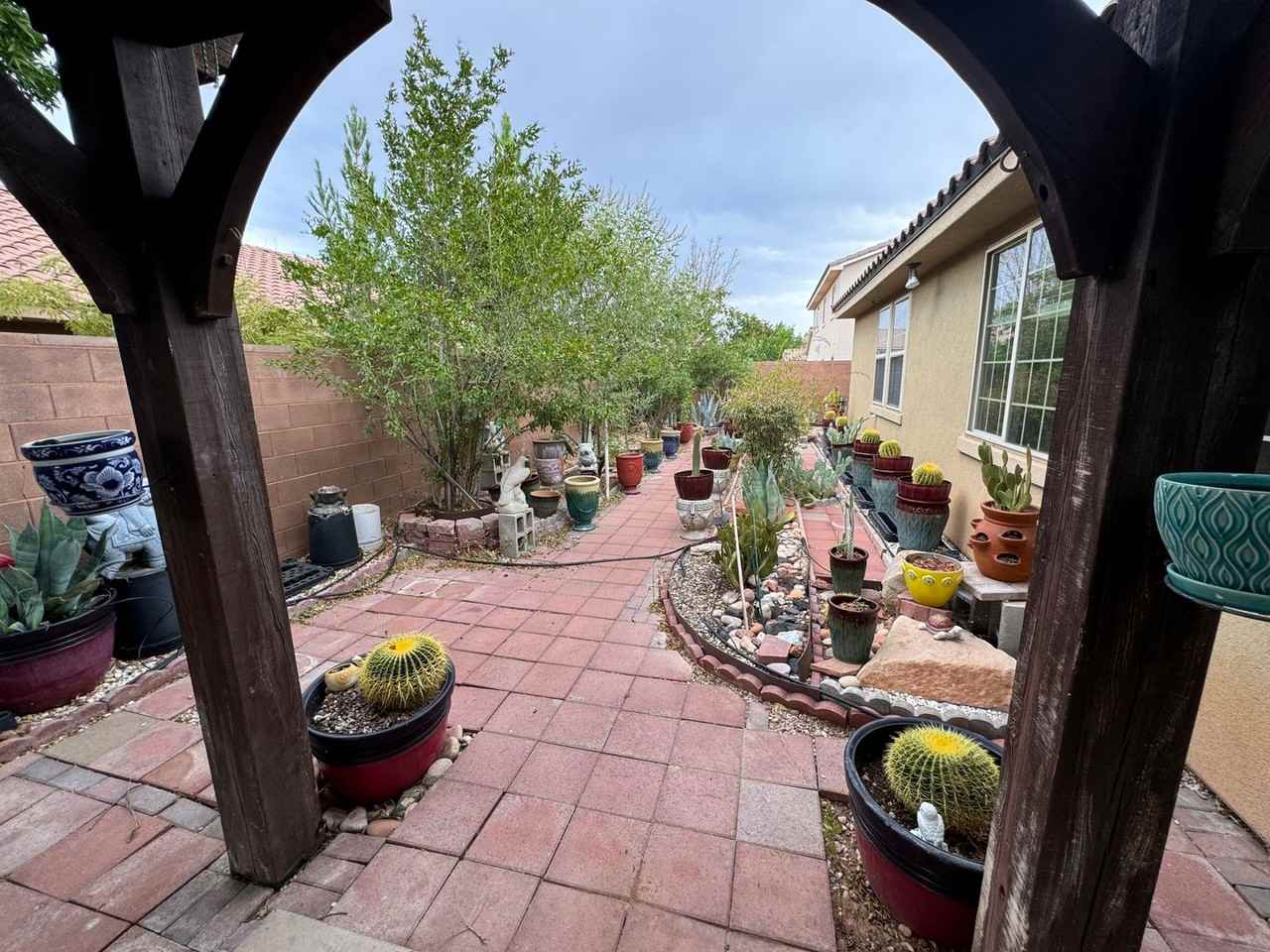 382 E Munich Dr - Photo 4 of 18