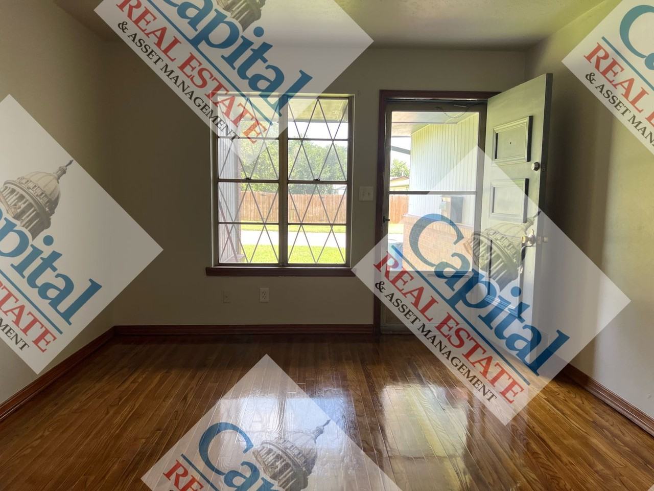 809 Holoway Dr - Photo 4 of 45