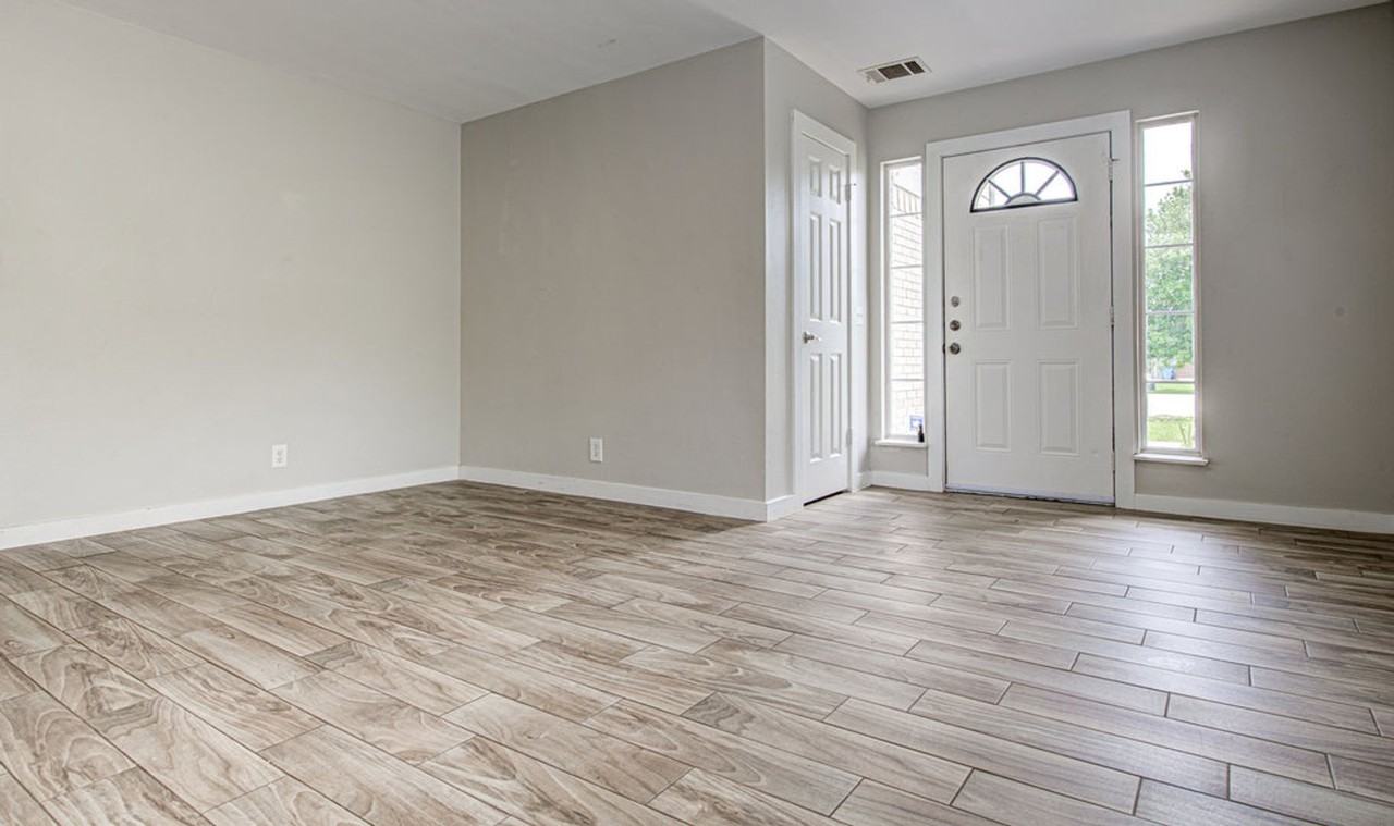 1302 Crete Ln - Photo 4 of 26