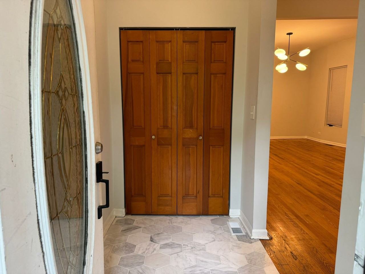 923 W Fletcher St #1 - Photo 3 of 21