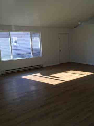 635 Willis Ave #B - Photo 2 of 8