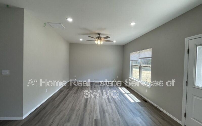 412 E Rosalie - Photo 4 of 11