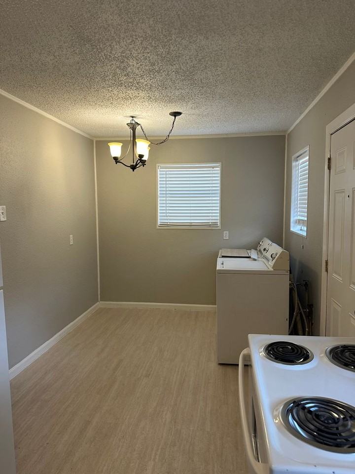 3712 26th St - Photo 7 of 11