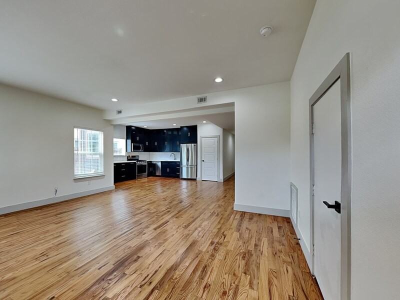 1023 N Madison Ave - Photo 2 of 17