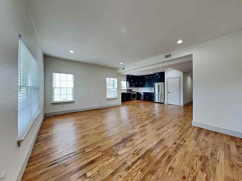 1023 N Madison Ave - Photo 4 of 17