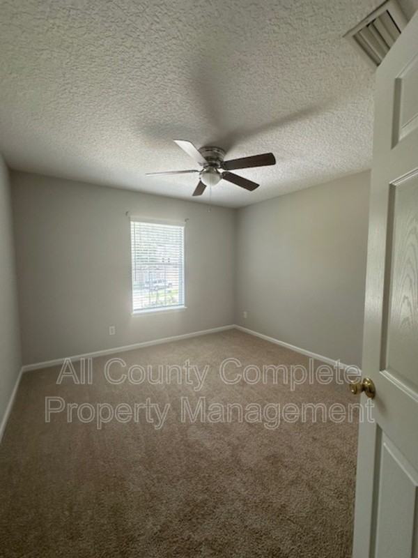 3790 Pondview St - Photo 4 of 27