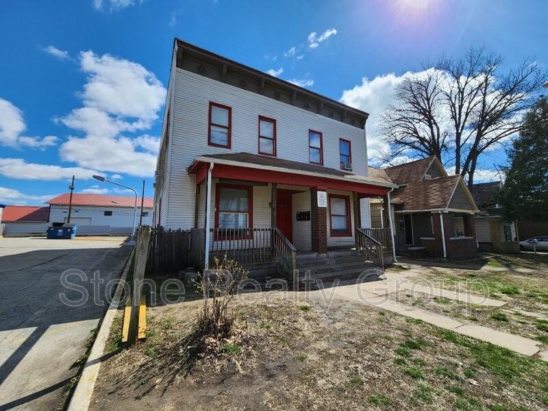 418 S 7th St #B - Photo 2 of 11