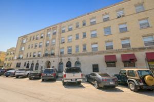 featured image of 6314 S Troy St