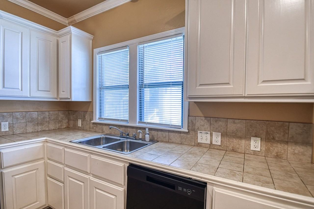 464 College - Photo 7 of 36