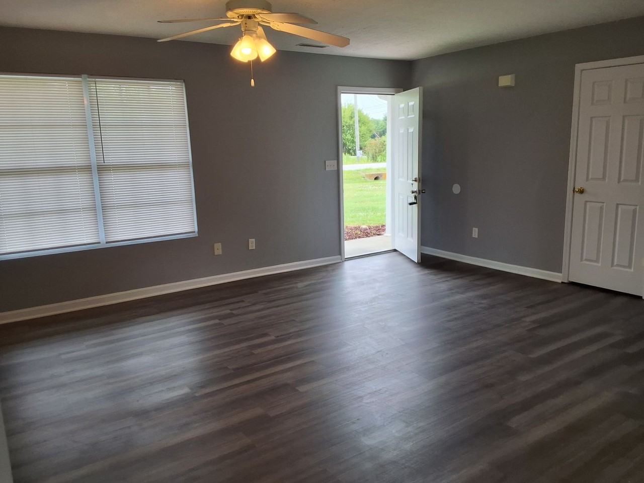 21 Astaire Dr - Photo 5 of 12