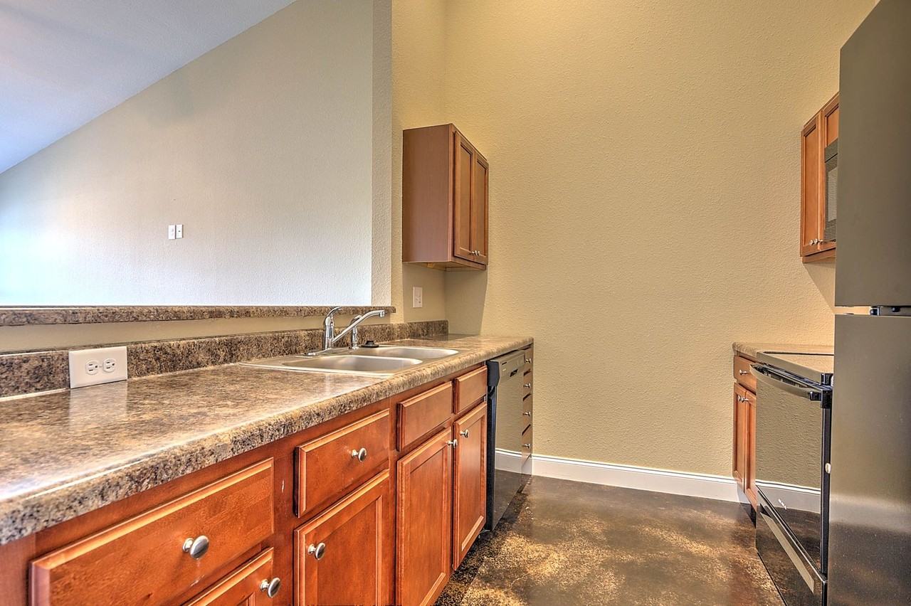 20 Sutter Pl - Photo 7 of 24