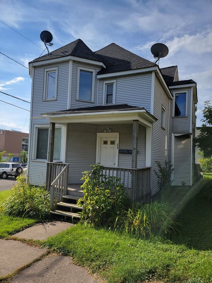 223 N 11th Ave E - Photo 3 of 6