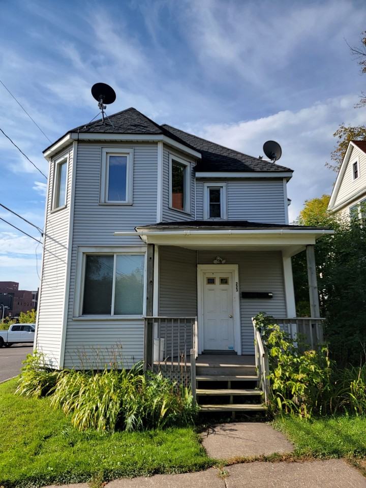 223 N 11th Ave E - Photo 4 of 6