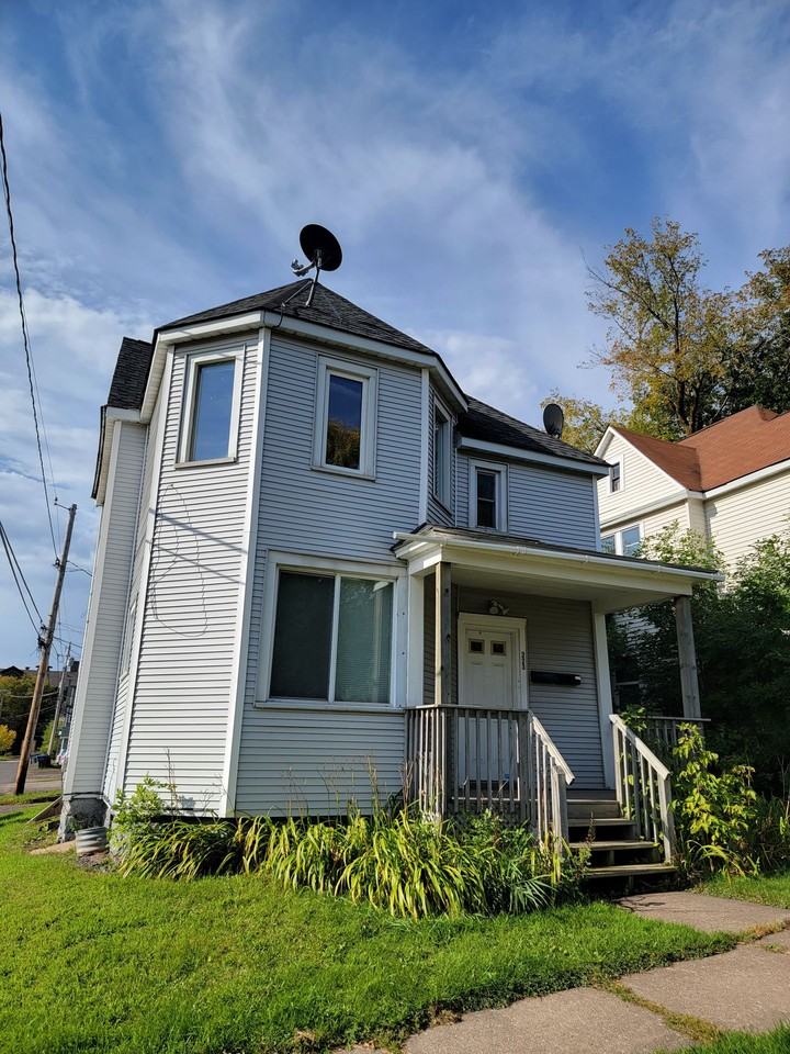 223 N 11th Ave E - Photo 5 of 6