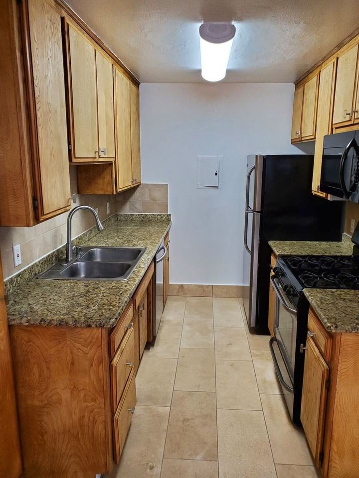 4031 MCLAUGHLIN AVE - Photo 5 of 37