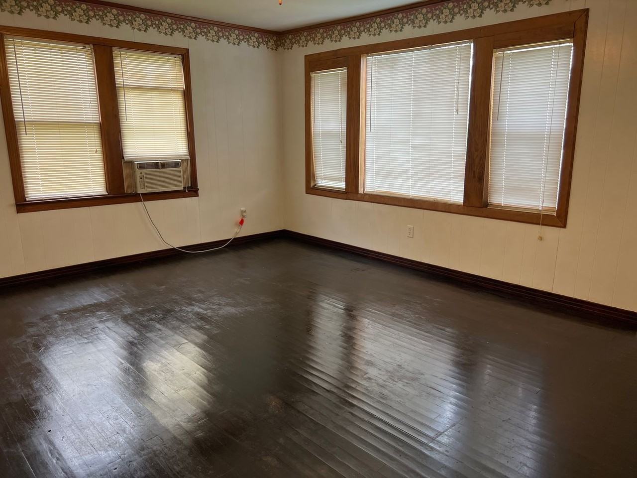 1012 W 8th St - Photo 2 of 5