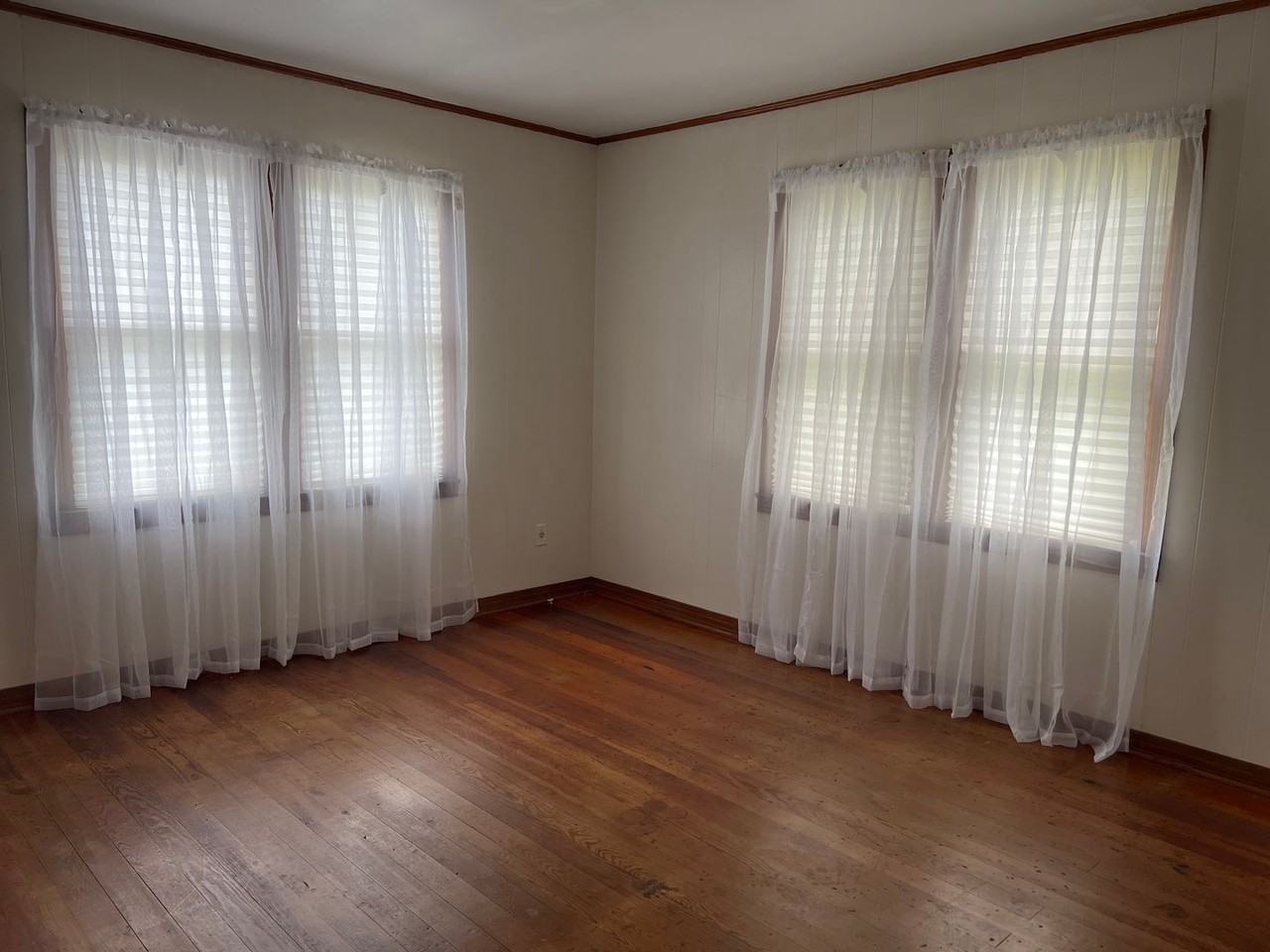 1012 W 8th St - Photo 3 of 5