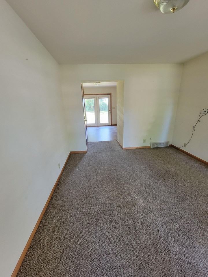 406 Oakwood Drive - Photo 2 of 14