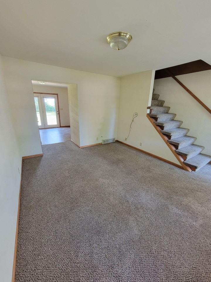 406 Oakwood Drive - Photo 3 of 14