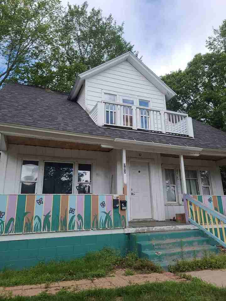 702 S 6th Ave - Photo 2 of 9