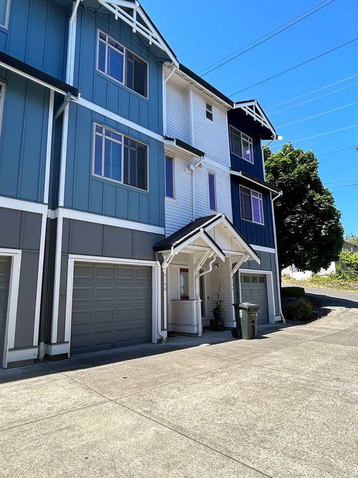 2106 Yakima Ct - Photo 3 of 33
