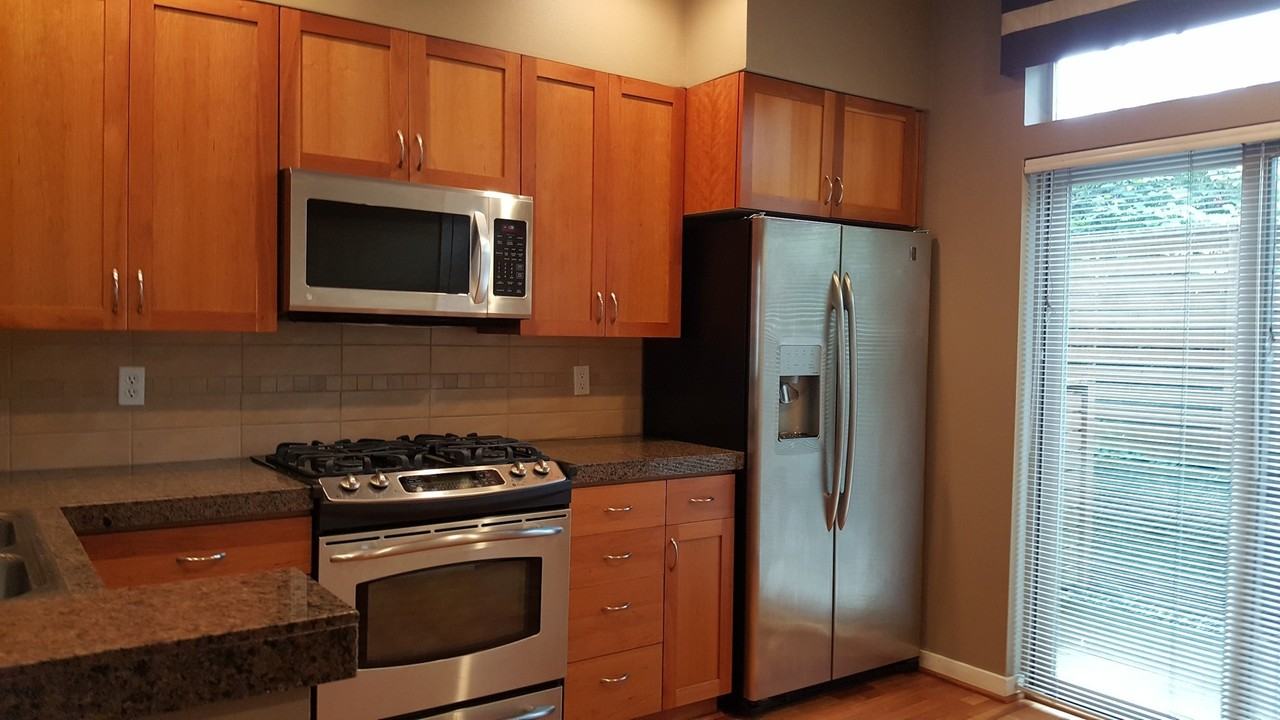 2106 Yakima Ct - Photo 4 of 33