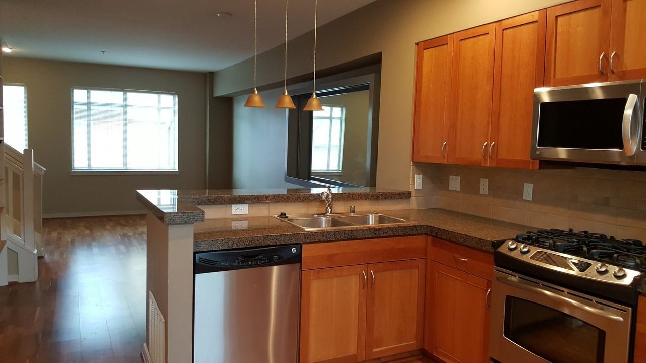 2106 Yakima Ct - Photo 6 of 33