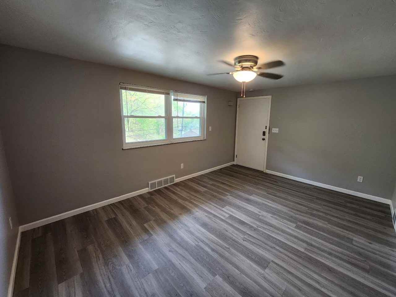 251 Dakota Ave - Photo 5 of 17