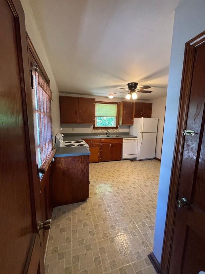 1240 East Moody Avenue - Photo 4 of 15