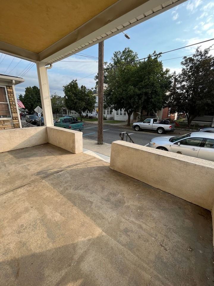 1010 Yates Ave - Photo 3 of 19