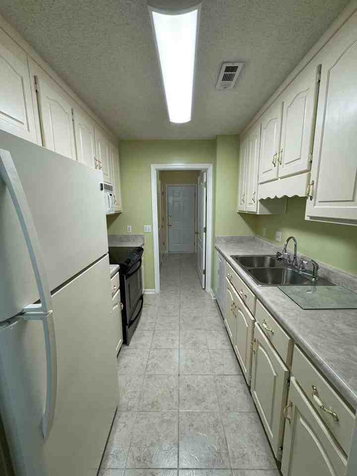 120 Palm Dr - Photo 2 of 14