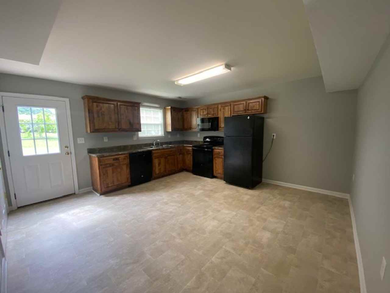 1295 Pond St Se - Photo 2 of 10