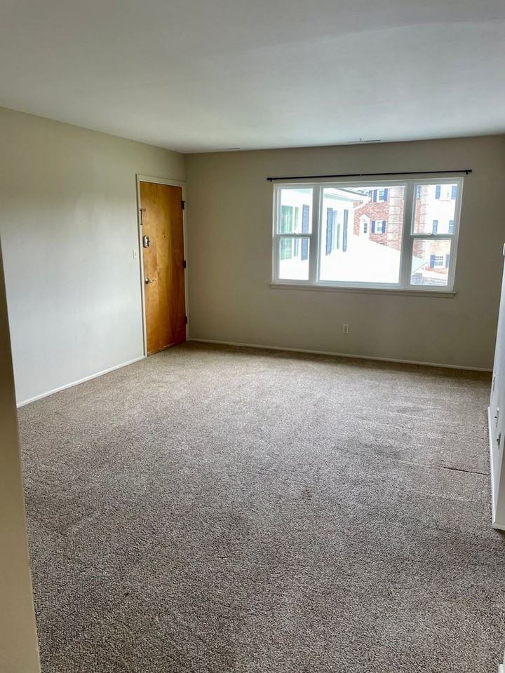 990 BRIARWOOD RD - Photo 2 of 6