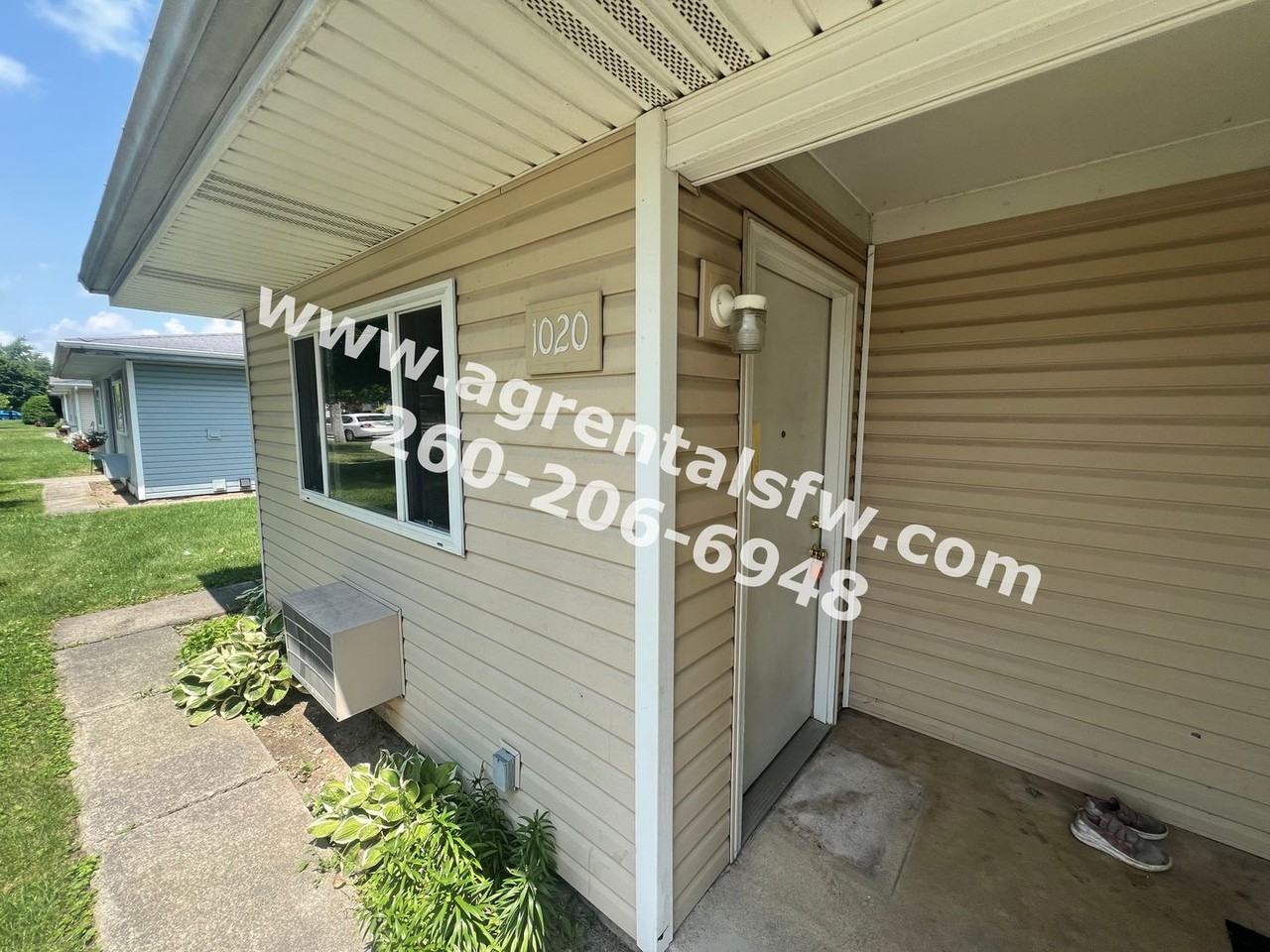 1018 Lewis St - Photo 2 of 10