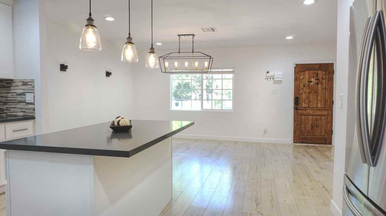 6912 Amigo Ave - Photo 3 of 15